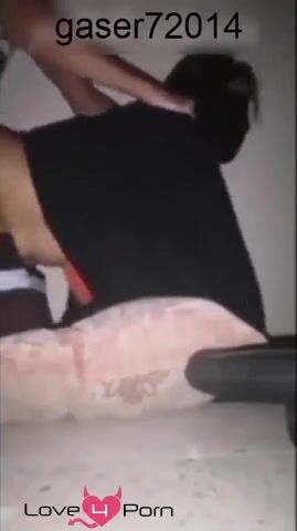 تاركه زوجها نايم وهي طالعة تتناك