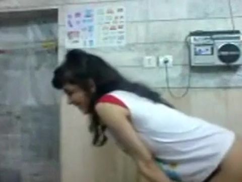 مصرية شرموطة اول مرة تتناك بتجرب فى طيزها و هو مش عارف يدخل زبة فيها