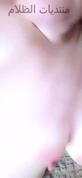 شرموطه مصريه بجسم ملبن بتتصور لعشيقها وهي بتمص بزها وتفرجه كسها الابيض قشطه