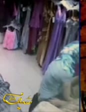 لبوه محرومه واقعه في عشق صاحب محل الهدوم بيمسكها ويقعدها علي زبه ويخليها تمصه وتبلعه جوه بؤقها