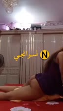 بنت شرموطه بتهيج صحبها علي الكام عشان يجي ينيكها ويطفي نار كسها المولع