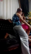 الواد الاقرع جايب صحبته البيت ومشغلها اغاني رومنسي وبيلعب في كسها وهري كسها لحس وبعبصه