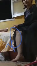 شاب ديوث يتجسس علي امه وخالته وهما بيقلعه