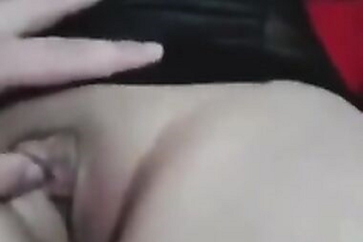 متناكه عشرينيه قمرايه تمص زوبر صاحبها و بيسالها تحبى تتناكى من كسك ولا طيزك