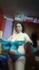 سكس فلاحه مصريه بتلع ملط قدام الكام وتعري لحمها الابيض وتفرجه عشيقها جسمها المربرب