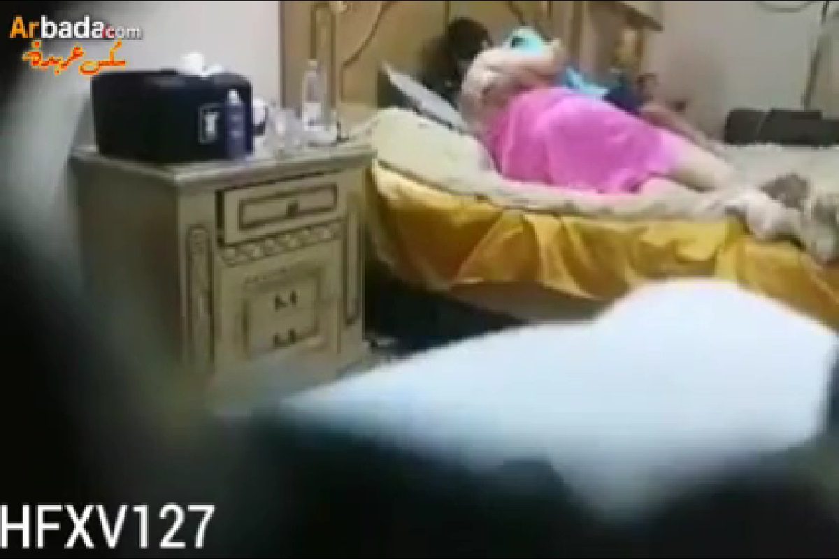 وتكه بلدى وجوزها حاطط كام مخفيه ويصورها وهو بيشرمطها نيك فى السرير