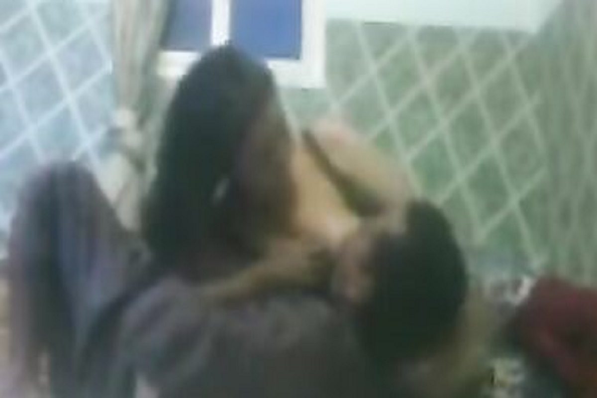 صعيدى بينيك مزه مربربه وفاشخ رجليها وحاطط زبه في كسها واللبوه عليها اهات تهيج اووي