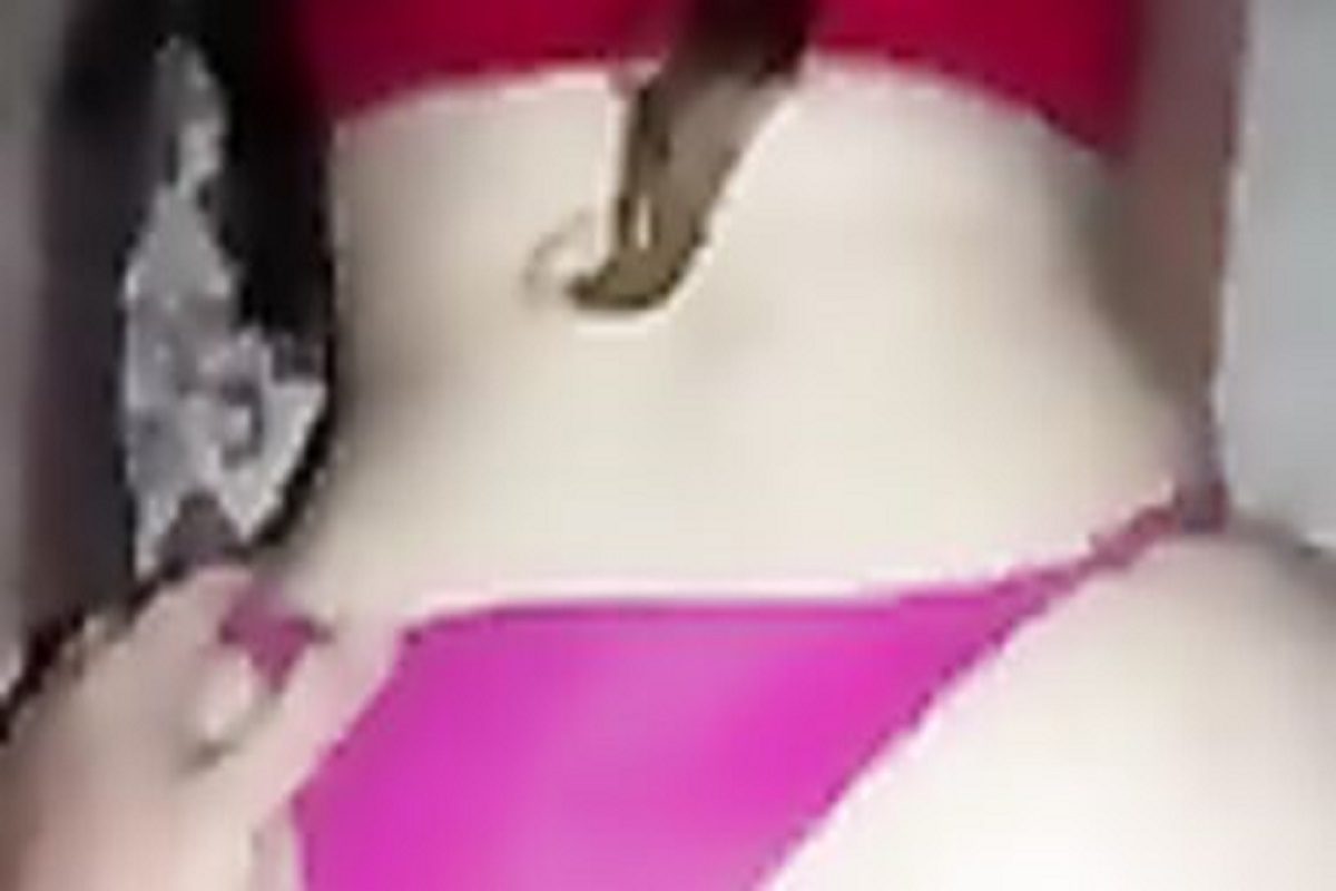 متناكه بتسلم طيزها وكسها لعشيقها عشان يفشخها نيك وهي بتصوت من الوجع