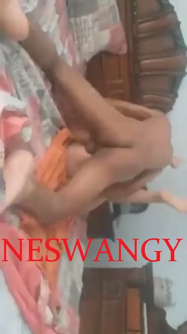 الديوث بيصور مراته وهو بينيكها وزنقها علي السرير وهي حيحانه علي النيك جامد