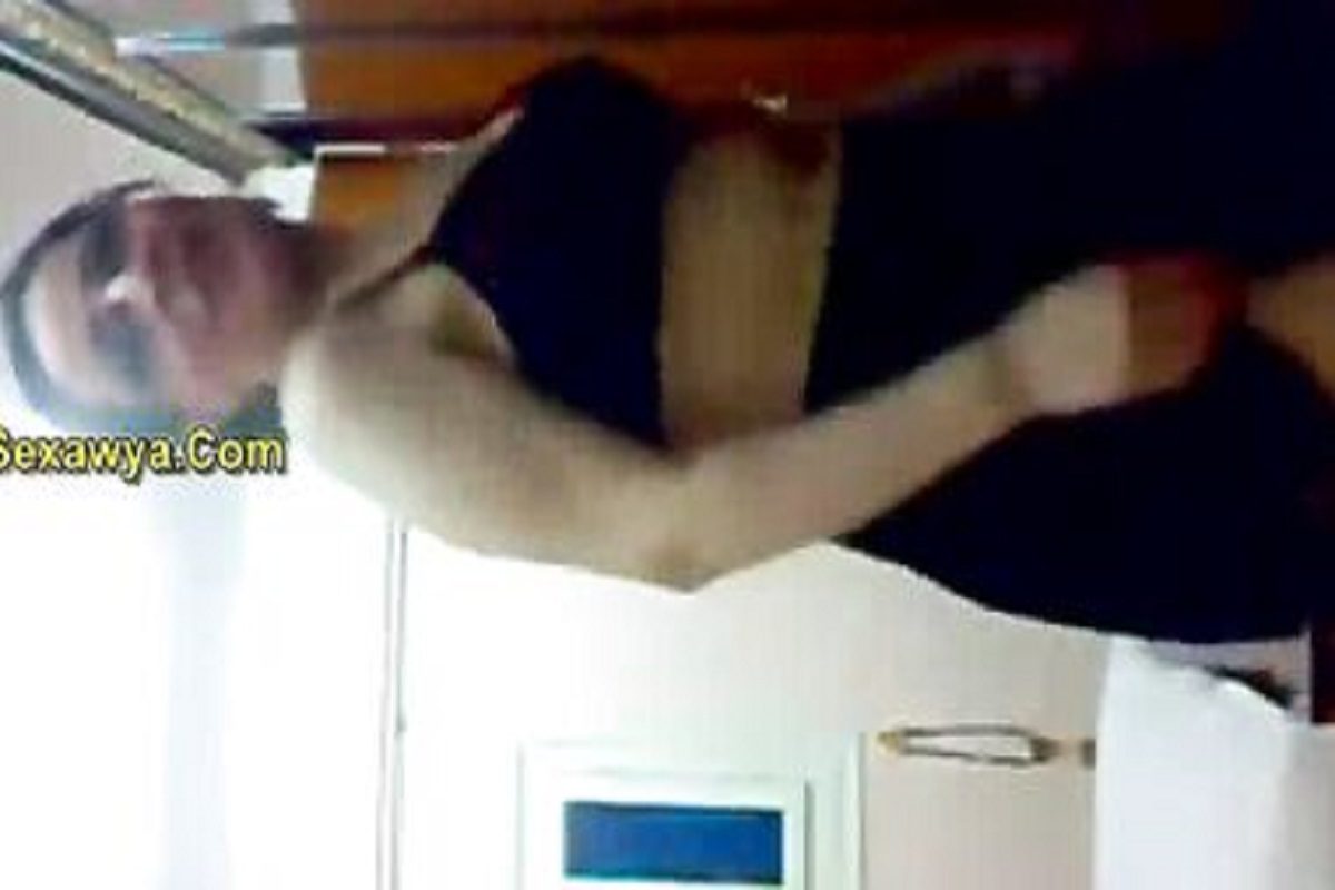 واقفه قدام الكام تعمل عرض لجسمها وهى بهدومها