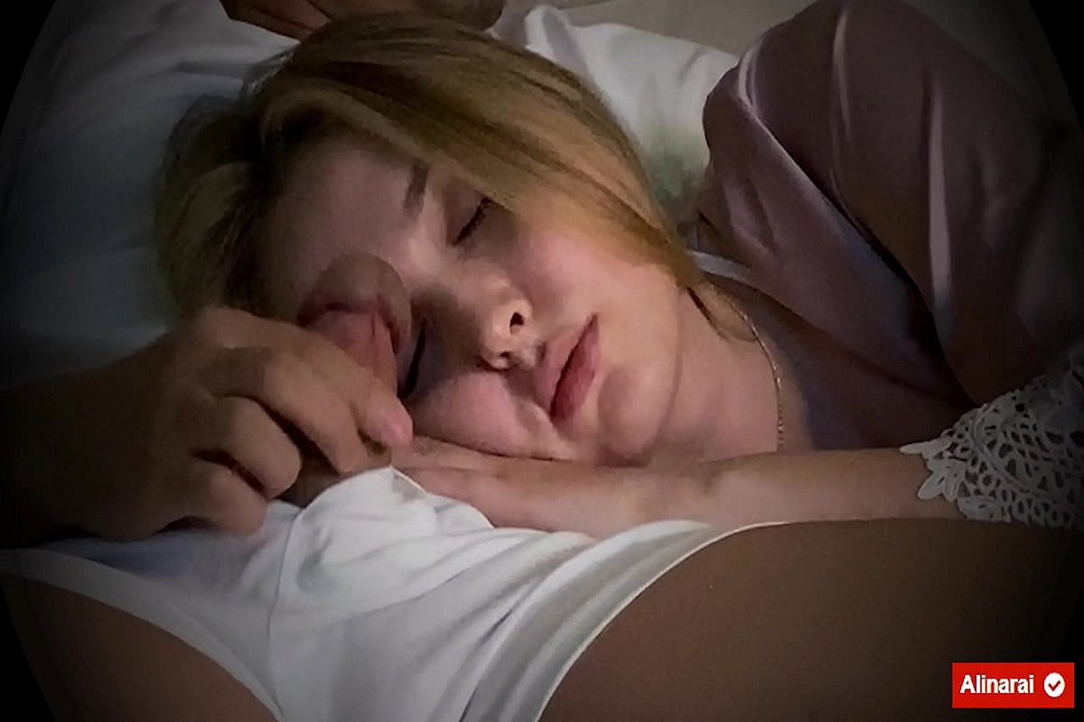 اخوها قاعد على الكنبه تقعد جنبه وتمص زبه