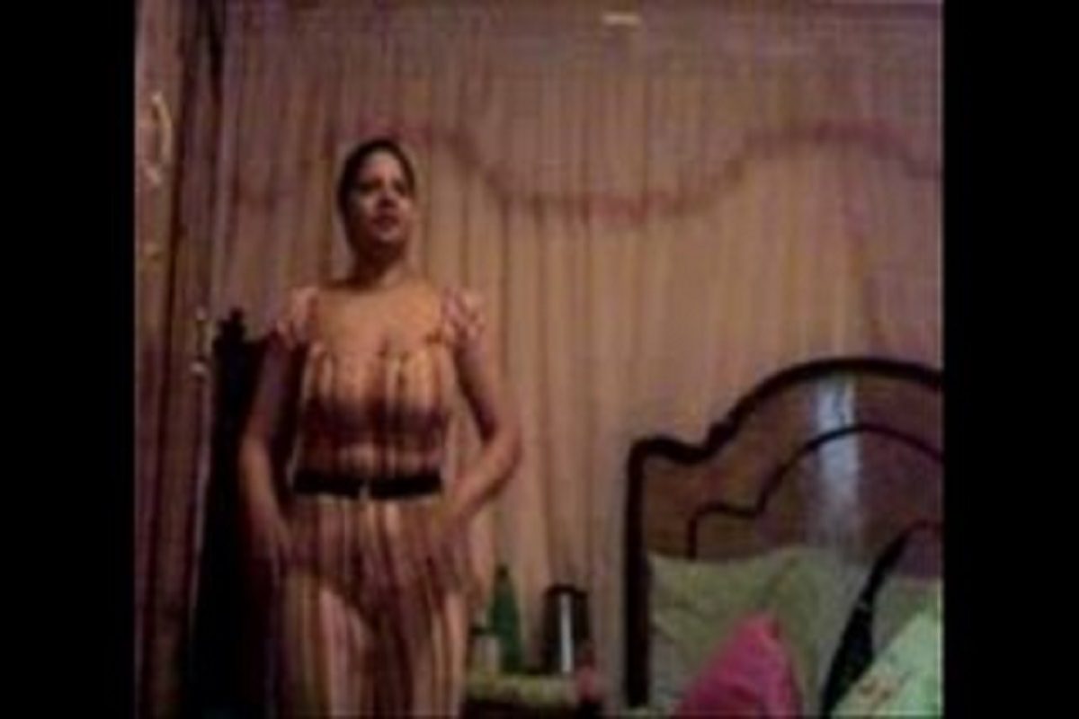 فيديو رقص للبوه مصرريه بتستغل غياب جوزها وترقص لعشيقها الاولاني ابن خالتها