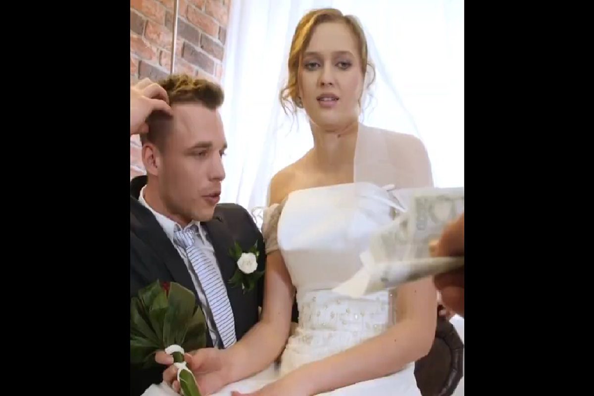 ديوث صاحبه يعرض ينيك له مراته في ليلة الدخله