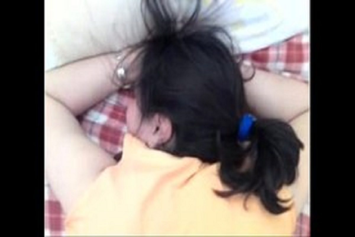 نايمه على بطنها وطيزها عريانه وصديقها يوثق لحظات النيك