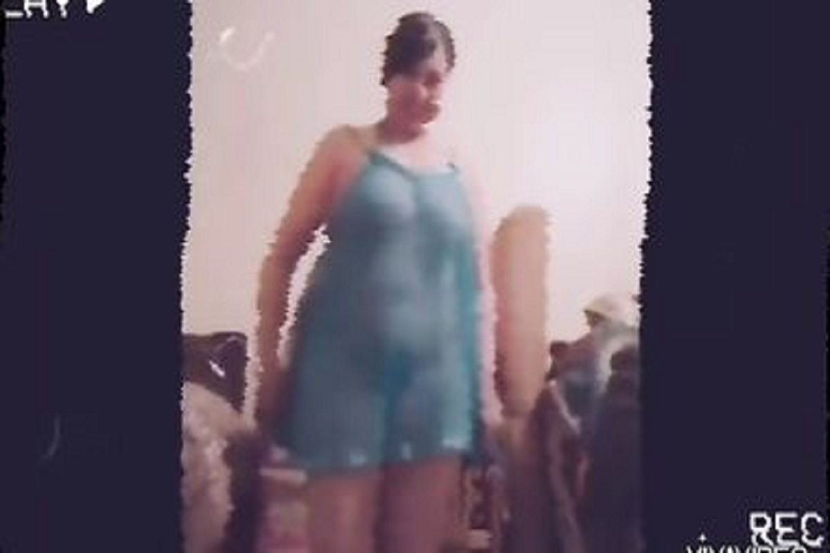 ترقص بقميص نوم شفاف و تهز وتتمايل ولا احلى رقاصه محترفه