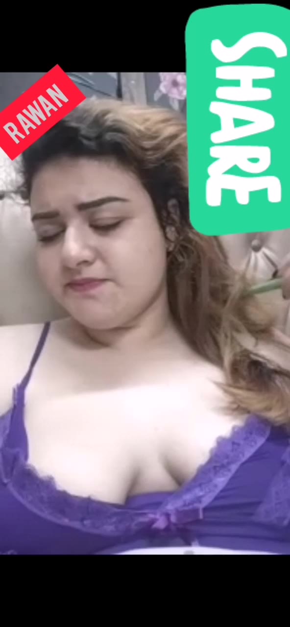 روان احلى شرموطه تطلع تتكلم مع الفانز بقميص نومها الموف