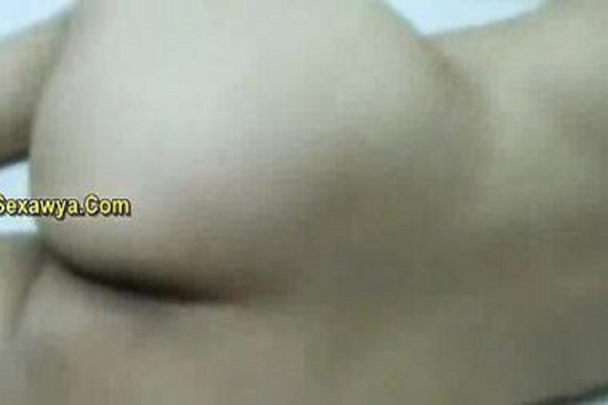 مره ببزاز جامده اووي نايمه ملط علي السرير والديوث جوزها بيصورها وهي عريانه ملط