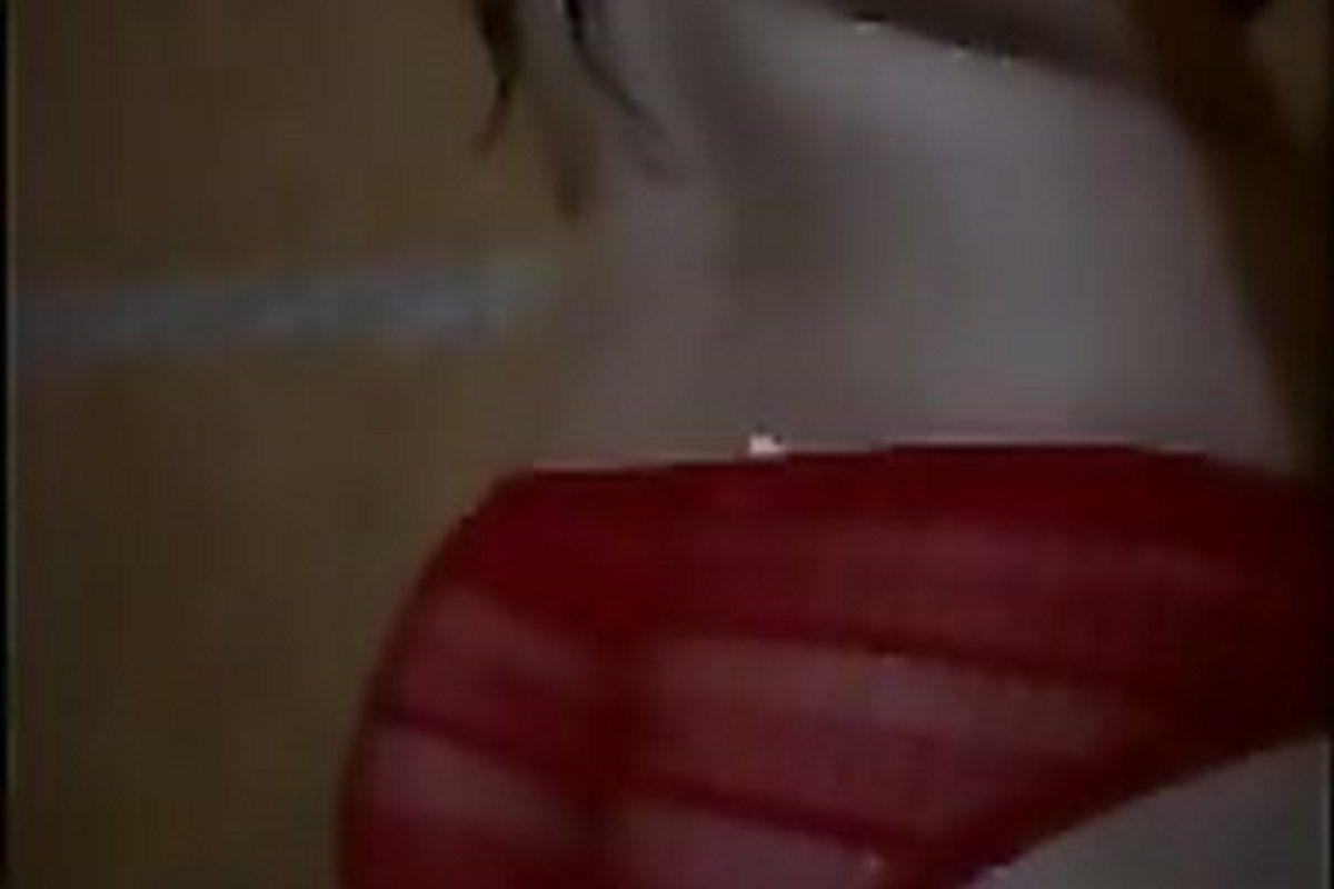 لبوة اوى فاتحه الكام ولابسه برا واندر لونهم احمر نارى وتعمل عرض لبزازها وكسها ولحمها الابيض بكل شرمطه