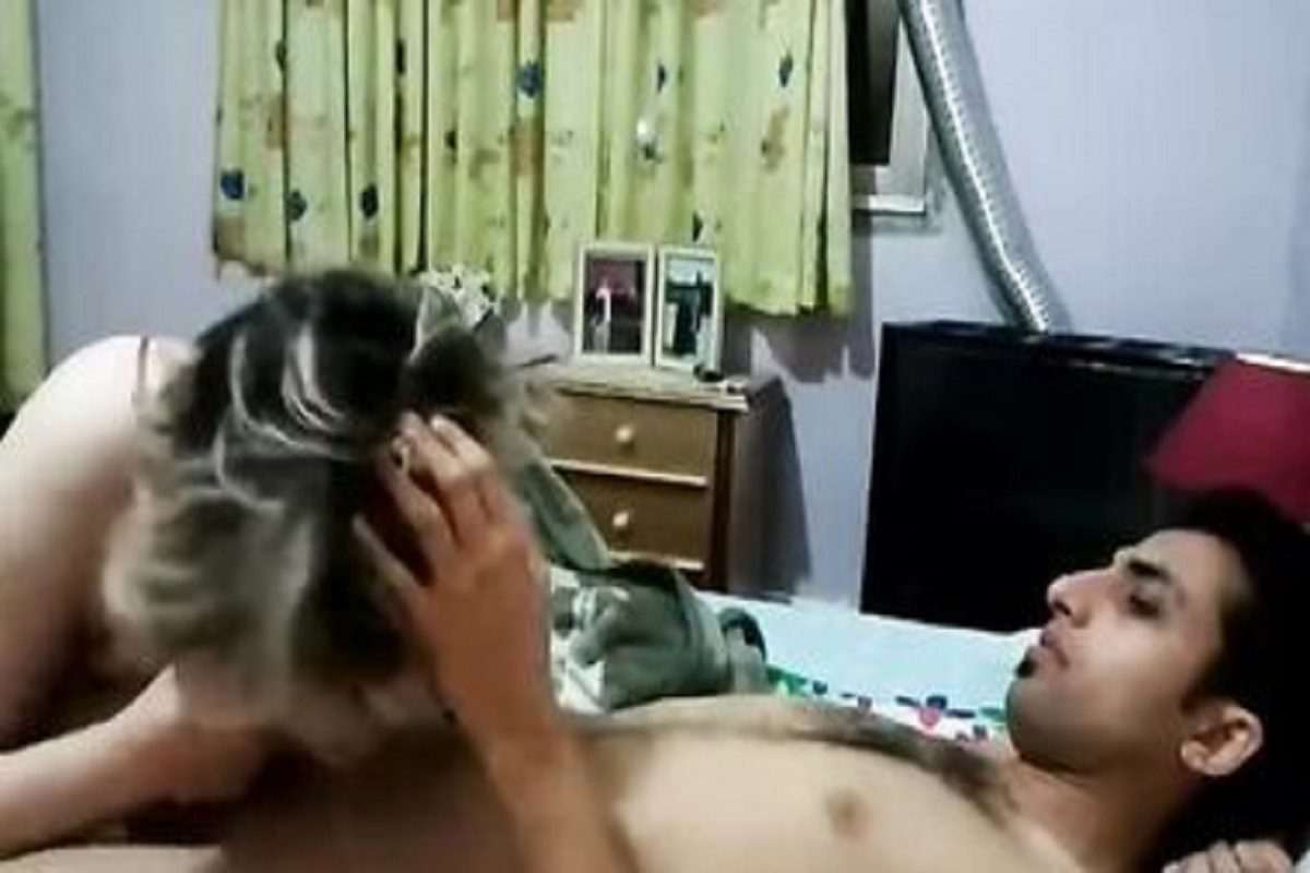 ملفايه تمص زوبر صاحبها ويبلس كاندوم وينيكها ومش بيعجبها