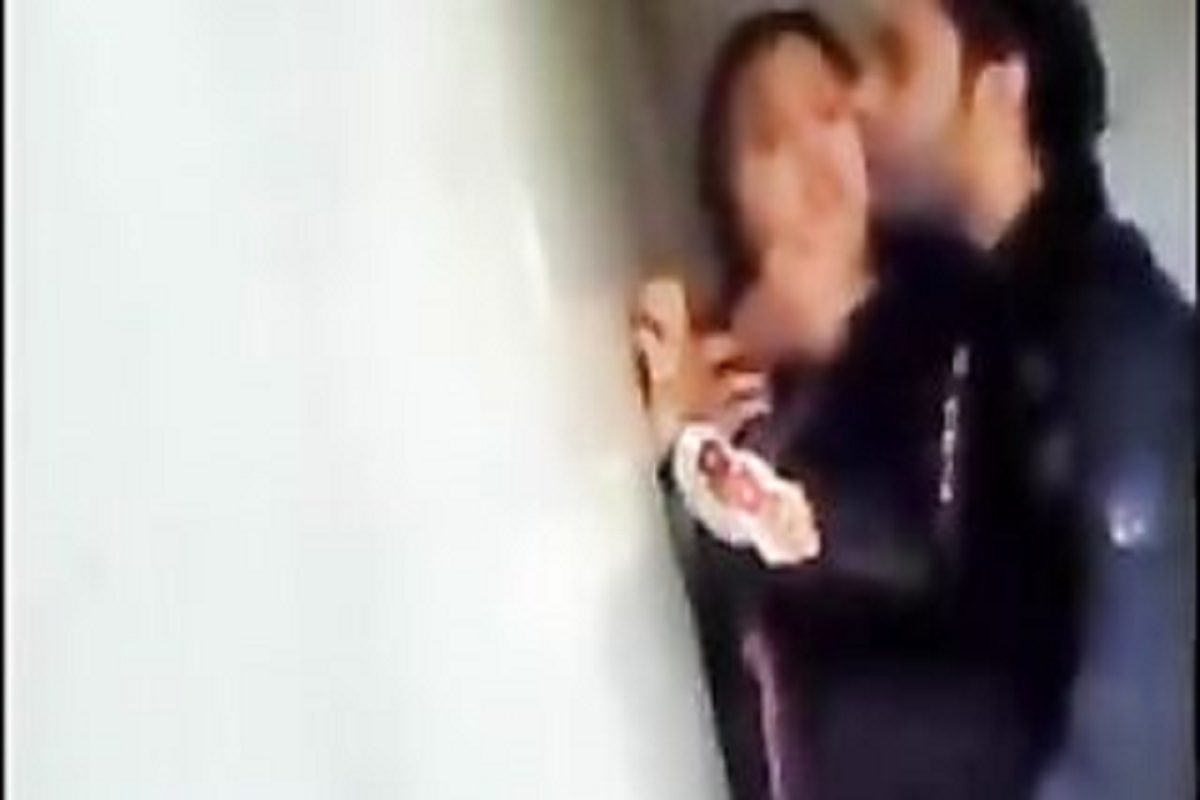 فى معمل تحاليل الدكتور خد الممرضه يحللها