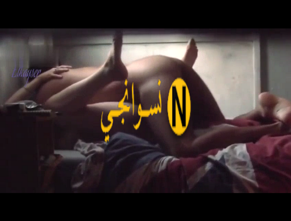 العنتيل جايب عشيقته وفاشخها علي السرير ووخدها في وضع الدوجي وشغال رزع فيها وبيعمل معها اوضاع بنت متناكه