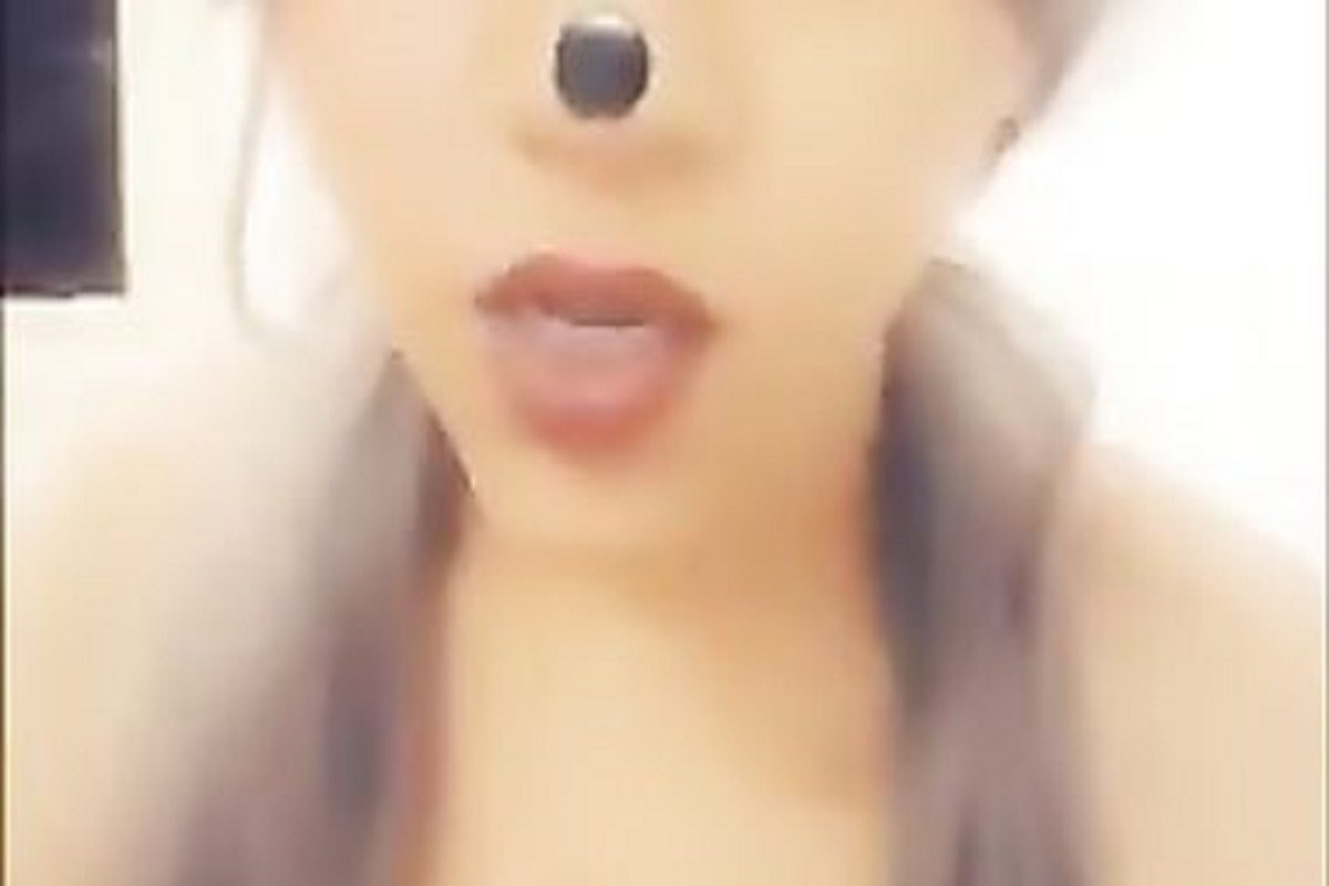 واد مصري بيهدد اخته ان ينيكها والا هيقول لجوزها انها بتتناك من صاحبه والبوه عليها كلام فاجر اووي