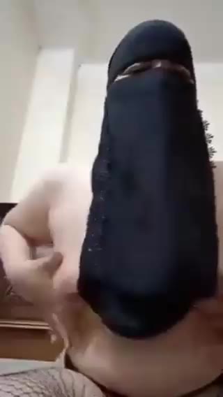 ام روجى الميلف المصريه الشرموطه المنقبه تعرض للزبون ملط بزازها وكسها عايزين يتناكو علطول