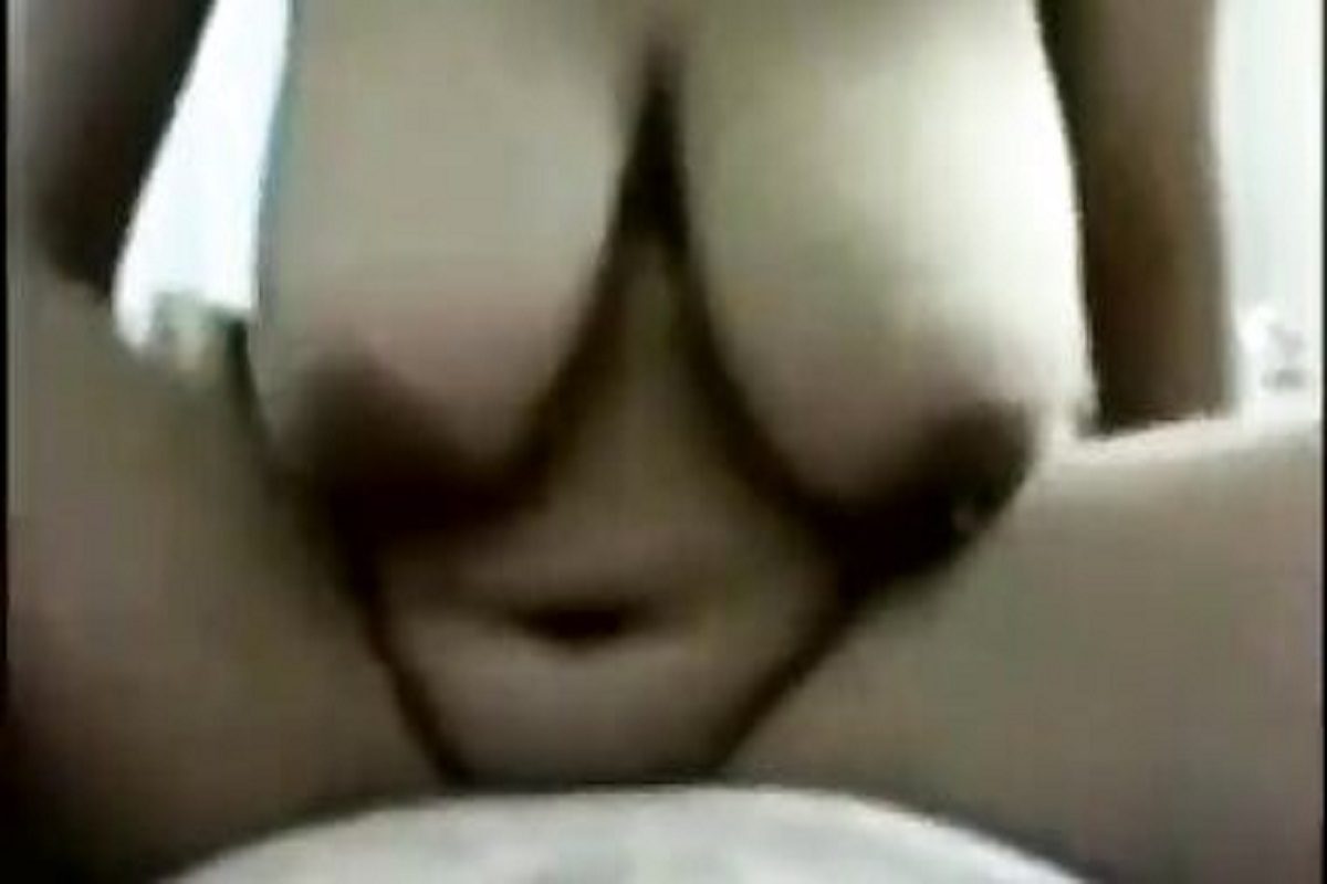 الشرموطه ام بزاز كبيره راكبه زوبر الدكر فى وضعيه الجوكى متناكه