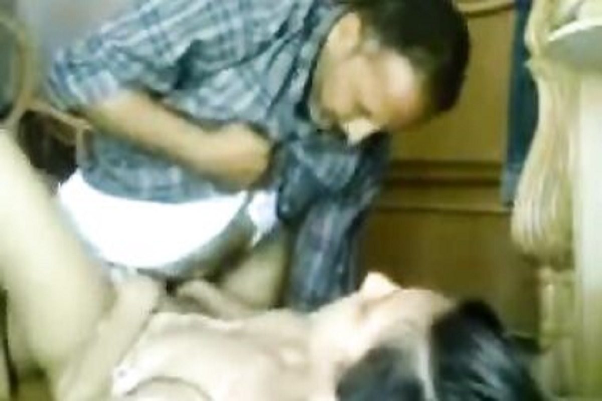 النجار العنتيل والمزة السمرا واحلى نيك فى محل النجاره