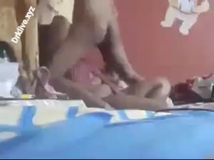 منحرف مصرى يصور عشيقته غصب عنها ومداريه وشها وعايز يحشر زبره فى بوقه وتقوله اقفل فيديو مش هعرف امصلك كده