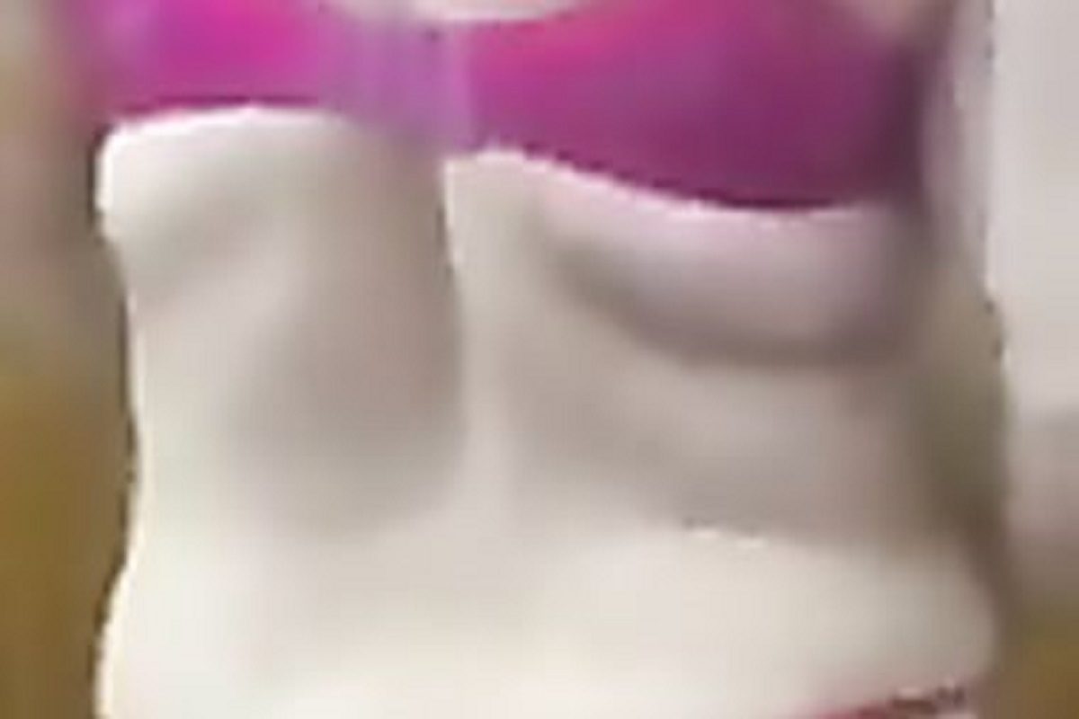 قحبه بجسم ابيض شمعه تستعرض جمالها