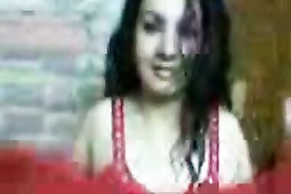 شرموطة مصرية لابسة قميص نوم احمر شفاف