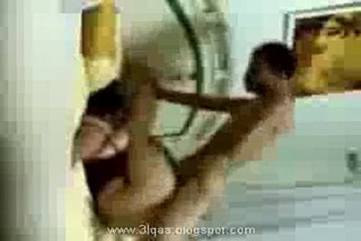 تصوير مخفى لشرموطه مربربه مع جارها فى بيته